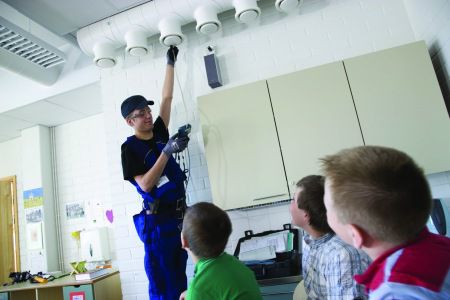 Uddanner brugerne til at spare energi