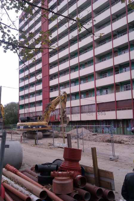 Nedrivning af højhuse uden at overskride støjkrav