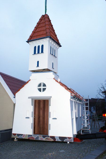 Mini-kirke opført som præfabrikeret elementbyggeri