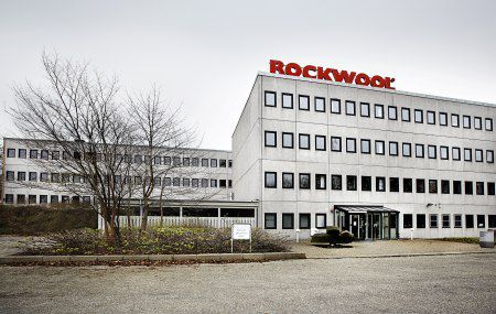 Isoleringsgiganten tager sin egen medicin