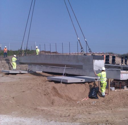 72 timer til montage af 418 tons brobjælker