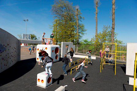 Drøn på legen i skolegården