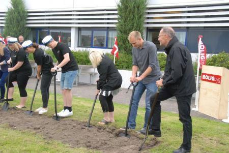 30 tog første spadestik til skolebyggeri til 35 mill. kr.