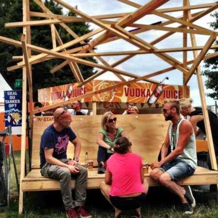 Lokal tømmerhandel på festival