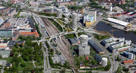 Bakken kravler over jernbanen
