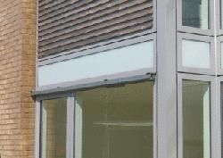 Glas-/metalbeklædning ud for etageadskillelser