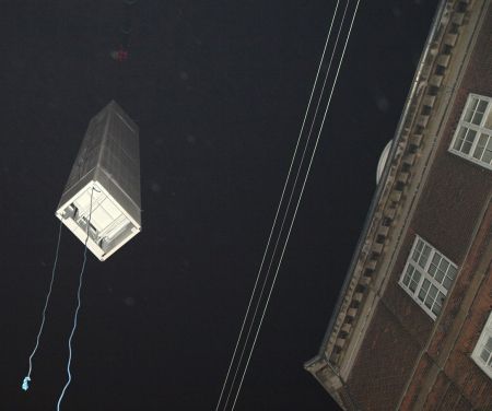 Hejste elevatoren gennem taget på 22 minutter