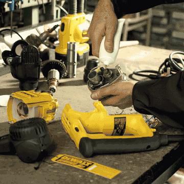 Carl Ras åbner DEWALT reparationsværksted!